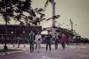 1974年シンガポール遠征　スタジアム前で